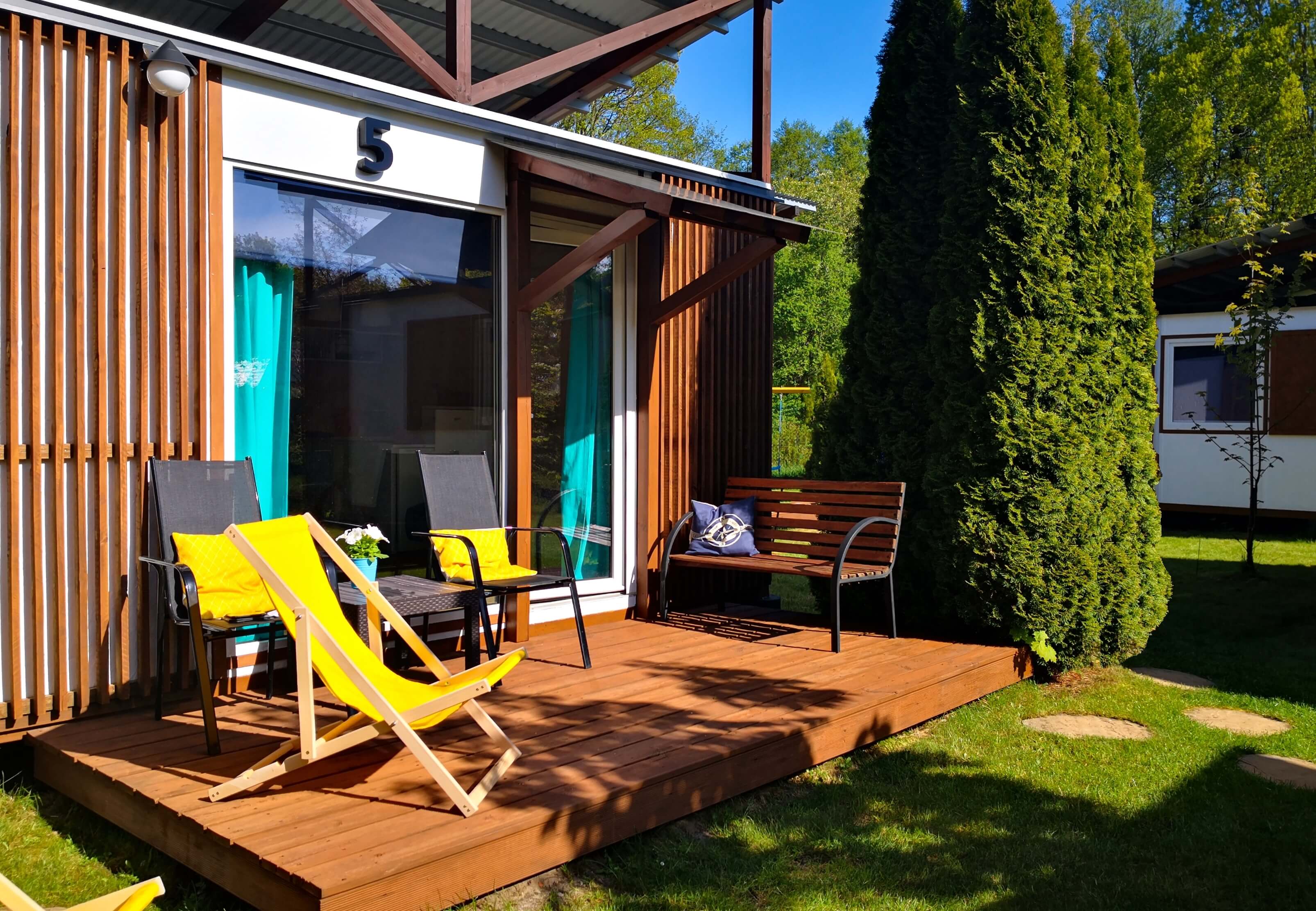 Dom zewnątrz | Galeria | Dąbki domki | domki letniskowe dla rodzin z dziećmi | Blisko Morza Komfortowe i przestronne dwupokojowe domki z aneksem kuchennym, łazienką i tarasem na pewno spełnią Państwa oczekiwania zaskakując fasonem oraz wielkością. Doskonała lokalizacja, bliskość morza, rodzinny charakter wypoczynku to nasze atuty.