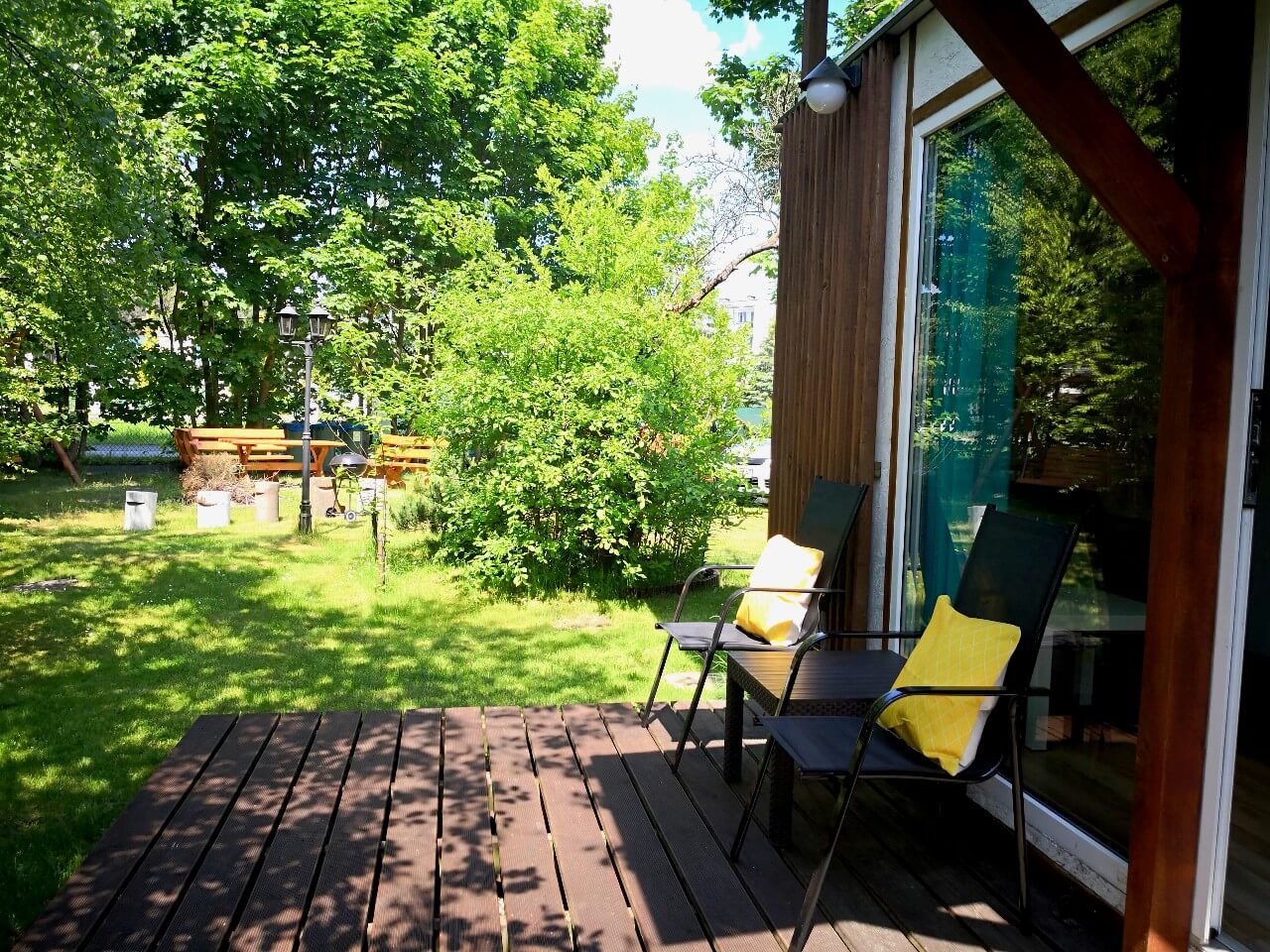 Galeria | Dąbki domki | domki letniskowe dla rodzin z dziećmi | Blisko Morza Komfortowe i przestronne dwupokojowe domki z aneksem kuchennym, łazienką i tarasem na pewno spełnią Państwa oczekiwania zaskakując fasonem oraz wielkością. Doskonała lokalizacja, bliskość morza, rodzinny charakter wypoczynku to nasze atuty.