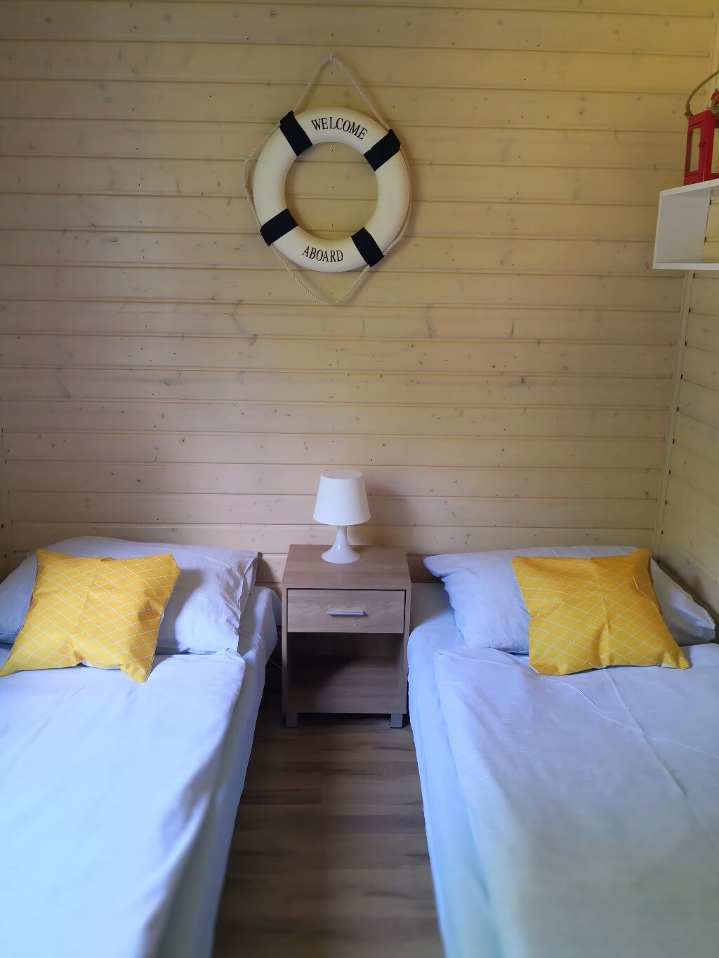 Galeria | Dąbki domki | domki letniskowe dla rodzin z dziećmi | Blisko Morza Komfortowe i przestronne dwupokojowe domki z aneksem kuchennym, łazienką i tarasem na pewno spełnią Państwa oczekiwania zaskakując fasonem oraz wielkością. Doskonała lokalizacja, bliskość morza, rodzinny charakter wypoczynku to nasze atuty.