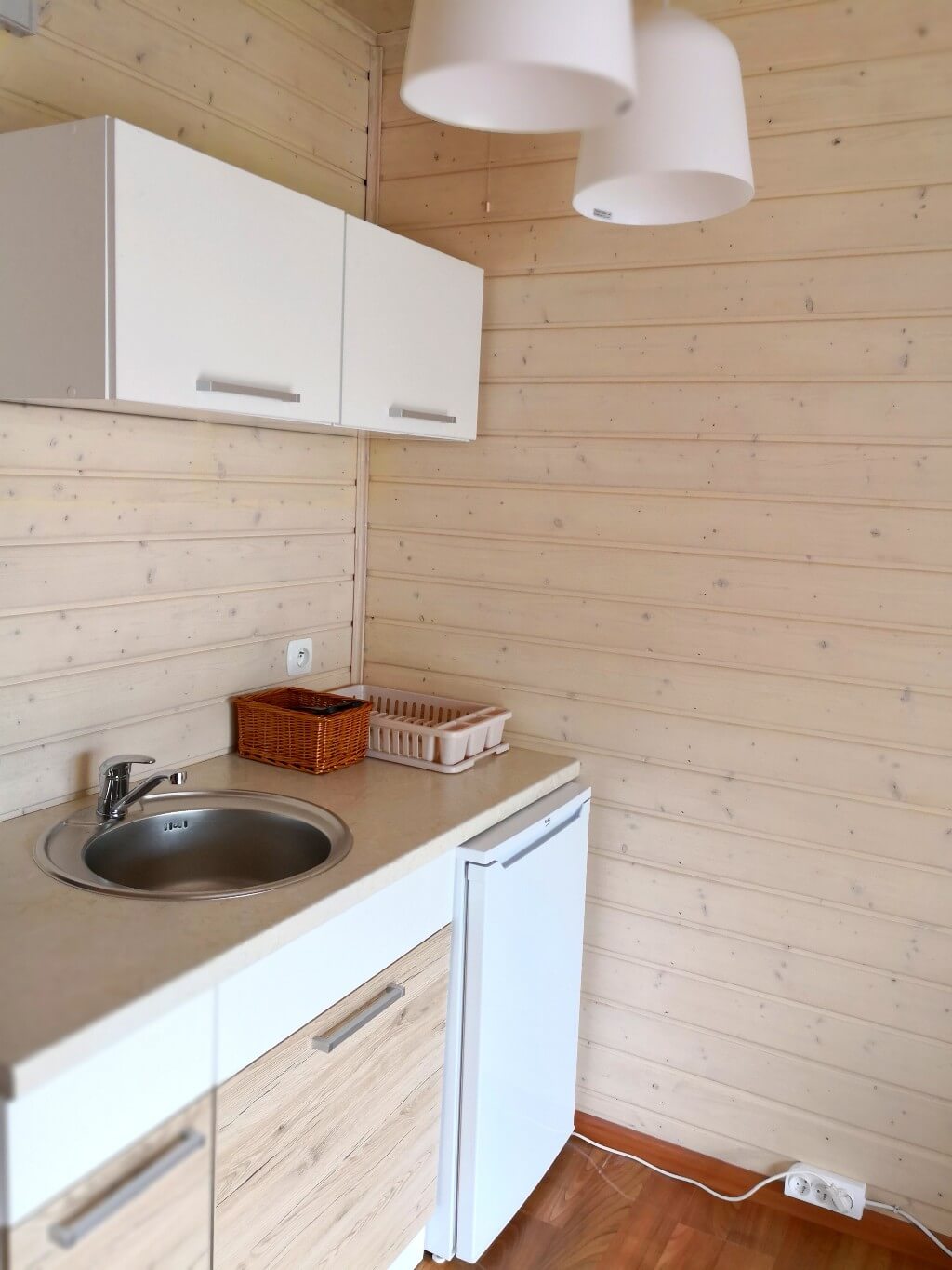 Galeria | Dąbki domki | domki letniskowe dla rodzin z dziećmi | Blisko Morza Komfortowe i przestronne dwupokojowe domki z aneksem kuchennym, łazienką i tarasem na pewno spełnią Państwa oczekiwania zaskakując fasonem oraz wielkością. Doskonała lokalizacja, bliskość morza, rodzinny charakter wypoczynku to nasze atuty.