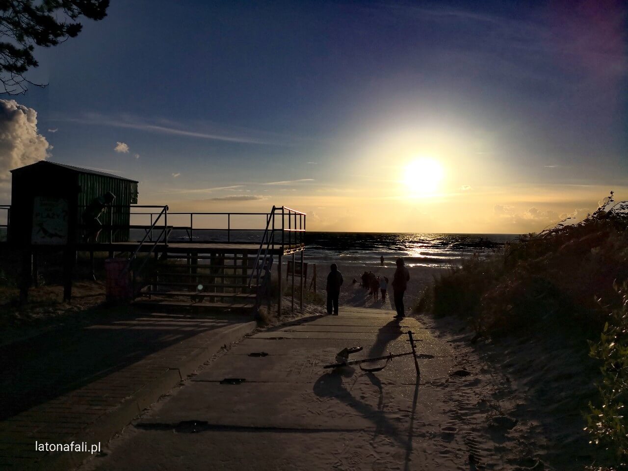 Galeria | Dąbki domki | domki letniskowe dla rodzin z dziećmi | Blisko Morza Komfortowe i przestronne dwupokojowe domki z aneksem kuchennym, łazienką i tarasem na pewno spełnią Państwa oczekiwania zaskakując fasonem oraz wielkością. Doskonała lokalizacja, bliskość morza, rodzinny charakter wypoczynku to nasze atuty.