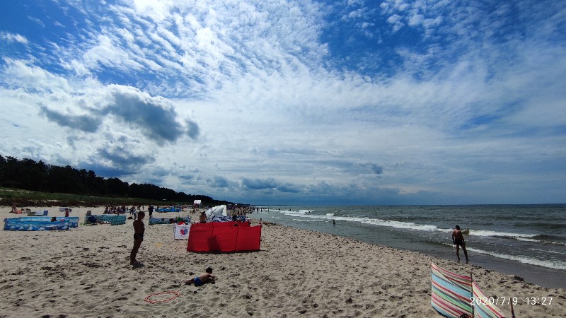 Galeria | Dąbki domki | domki letniskowe dla rodzin z dziećmi | Blisko Morza Komfortowe i przestronne dwupokojowe domki z aneksem kuchennym, łazienką i tarasem na pewno spełnią Państwa oczekiwania zaskakując fasonem oraz wielkością. Doskonała lokalizacja, bliskość morza, rodzinny charakter wypoczynku to nasze atuty.