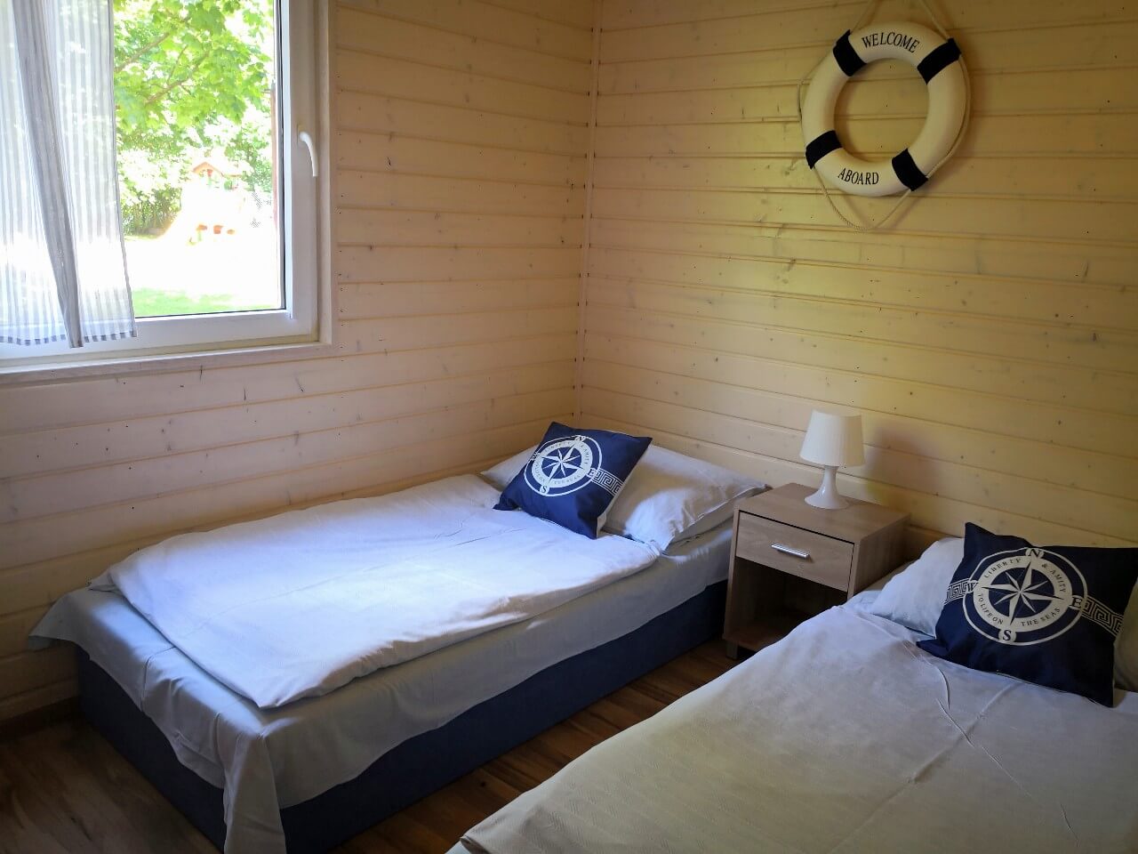 Galeria | Dąbki domki | domki letniskowe dla rodzin z dziećmi | Blisko Morza Komfortowe i przestronne dwupokojowe domki z aneksem kuchennym, łazienką i tarasem na pewno spełnią Państwa oczekiwania zaskakując fasonem oraz wielkością. Doskonała lokalizacja, bliskość morza, rodzinny charakter wypoczynku to nasze atuty.