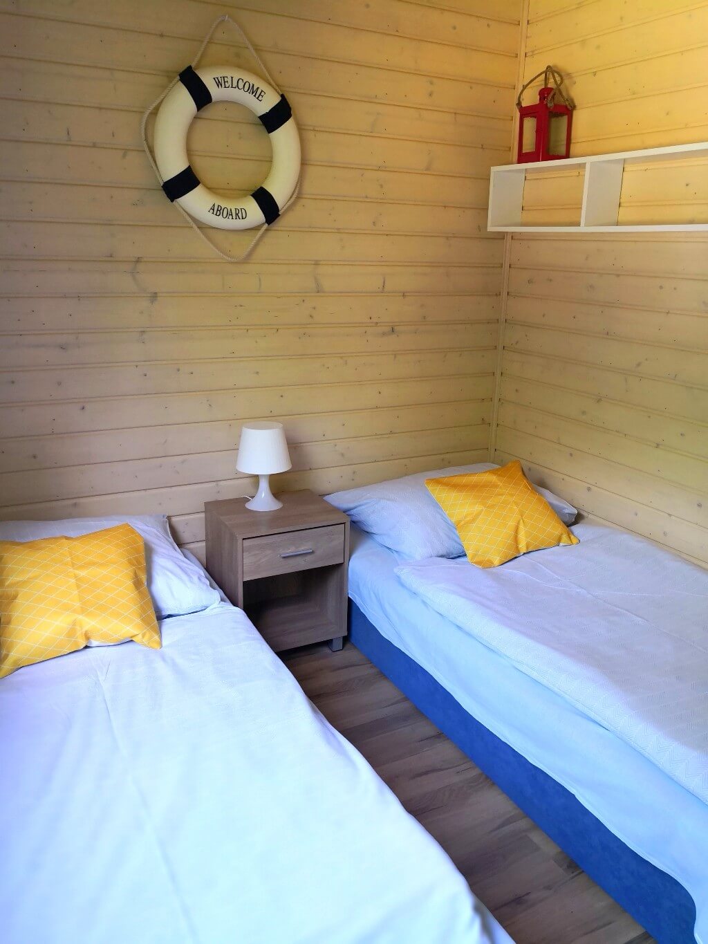 Galeria | Dąbki domki | domki letniskowe dla rodzin z dziećmi | Blisko Morza Komfortowe i przestronne dwupokojowe domki z aneksem kuchennym, łazienką i tarasem na pewno spełnią Państwa oczekiwania zaskakując fasonem oraz wielkością. Doskonała lokalizacja, bliskość morza, rodzinny charakter wypoczynku to nasze atuty.