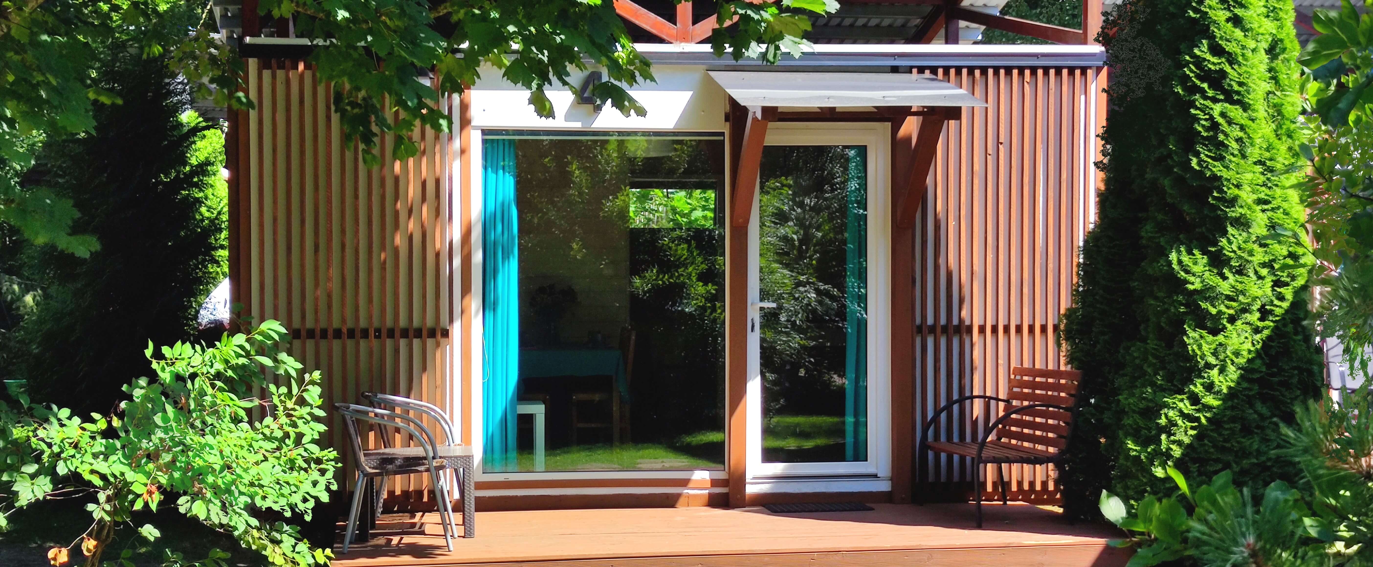 Dom zewnątrz | Galeria | Dąbki domki | domki letniskowe dla rodzin z dziećmi | Blisko Morza Komfortowe i przestronne dwupokojowe domki z aneksem kuchennym, łazienką i tarasem na pewno spełnią Państwa oczekiwania zaskakując fasonem oraz wielkością. Doskonała lokalizacja, bliskość morza, rodzinny charakter wypoczynku to nasze atuty.