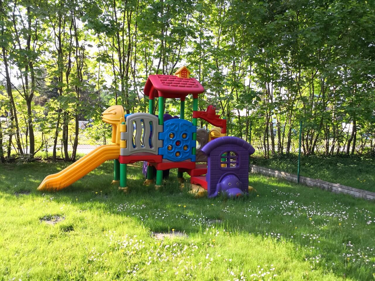 Galeria | Dąbki domki | domki letniskowe dla rodzin z dziećmi | Blisko Morza Komfortowe i przestronne dwupokojowe domki z aneksem kuchennym, łazienką i tarasem na pewno spełnią Państwa oczekiwania zaskakując fasonem oraz wielkością. Doskonała lokalizacja, bliskość morza, rodzinny charakter wypoczynku to nasze atuty.