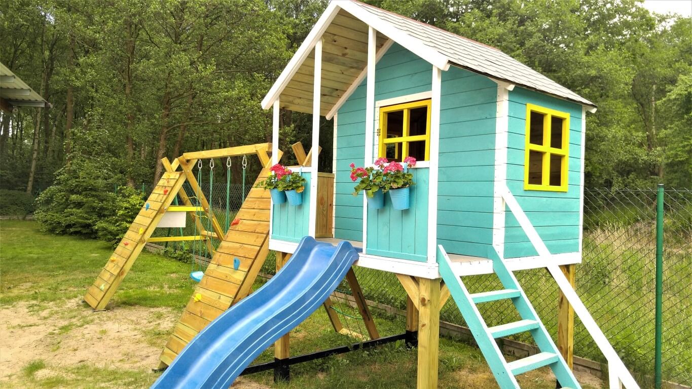 Galeria | Dąbki domki | domki letniskowe dla rodzin z dziećmi | Blisko Morza Komfortowe i przestronne dwupokojowe domki z aneksem kuchennym, łazienką i tarasem na pewno spełnią Państwa oczekiwania zaskakując fasonem oraz wielkością. Doskonała lokalizacja, bliskość morza, rodzinny charakter wypoczynku to nasze atuty.