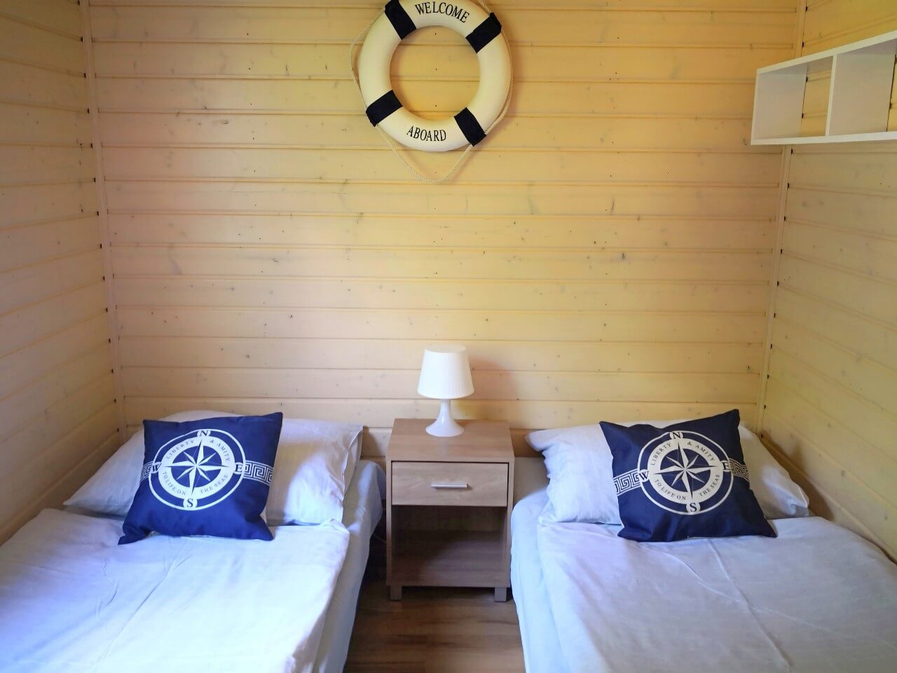 Galeria | Dąbki domki | domki letniskowe dla rodzin z dziećmi | Blisko Morza Komfortowe i przestronne dwupokojowe domki z aneksem kuchennym, łazienką i tarasem na pewno spełnią Państwa oczekiwania zaskakując fasonem oraz wielkością. Doskonała lokalizacja, bliskość morza, rodzinny charakter wypoczynku to nasze atuty.