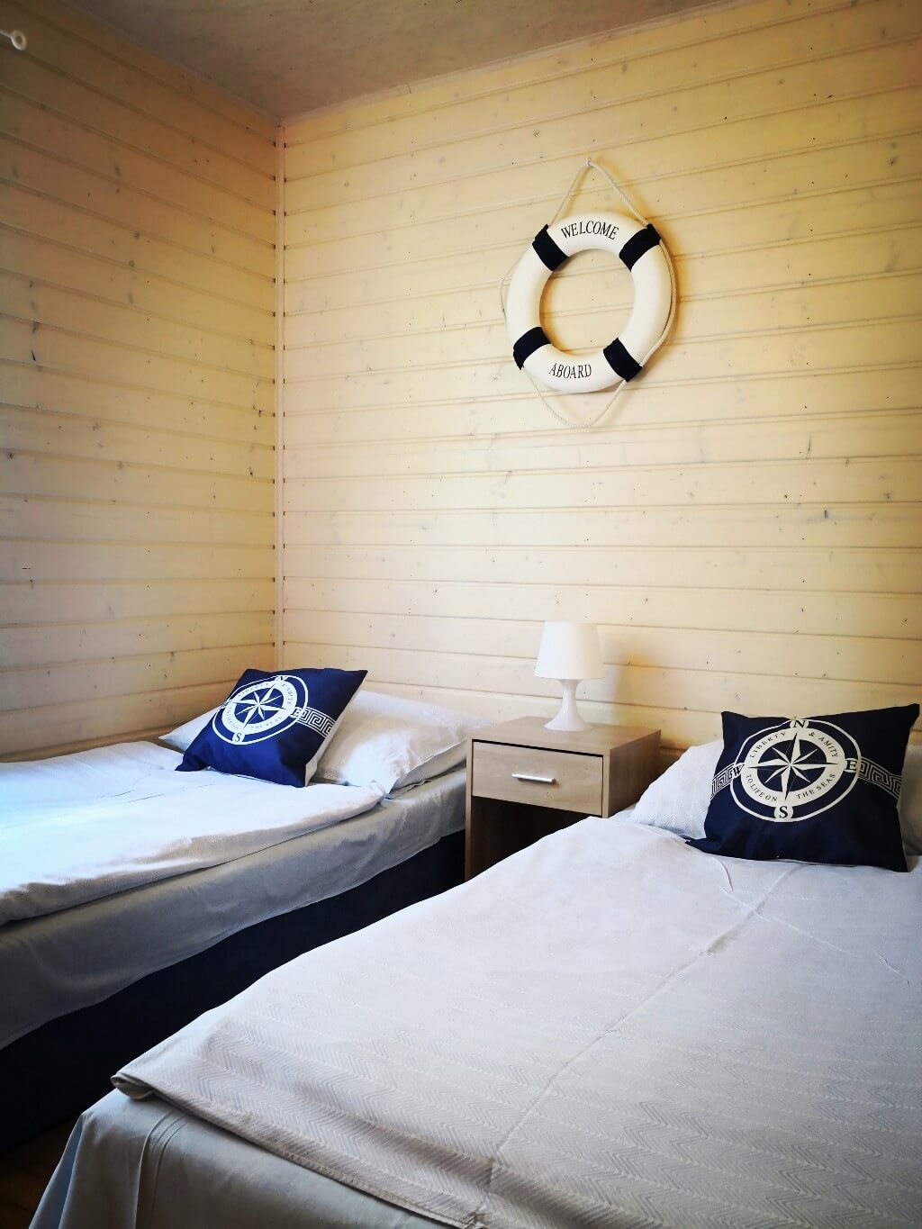 Galeria | Dąbki domki | domki letniskowe dla rodzin z dziećmi | Blisko Morza Komfortowe i przestronne dwupokojowe domki z aneksem kuchennym, łazienką i tarasem na pewno spełnią Państwa oczekiwania zaskakując fasonem oraz wielkością. Doskonała lokalizacja, bliskość morza, rodzinny charakter wypoczynku to nasze atuty.