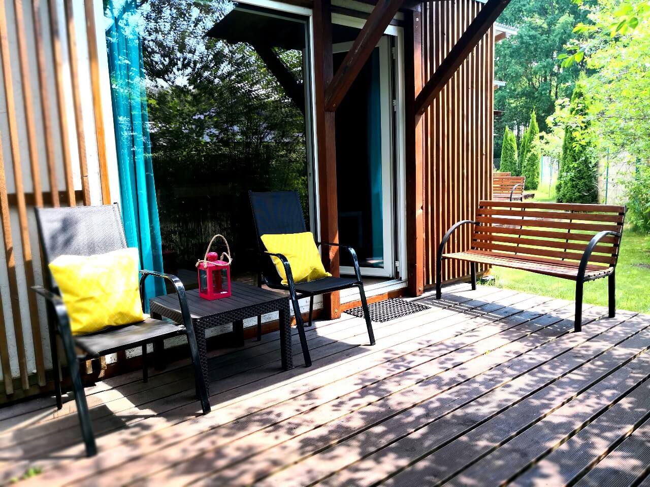 Galeria | Dąbki domki | domki letniskowe dla rodzin z dziećmi | Blisko Morza Komfortowe i przestronne dwupokojowe domki z aneksem kuchennym, łazienką i tarasem na pewno spełnią Państwa oczekiwania zaskakując fasonem oraz wielkością. Doskonała lokalizacja, bliskość morza, rodzinny charakter wypoczynku to nasze atuty.