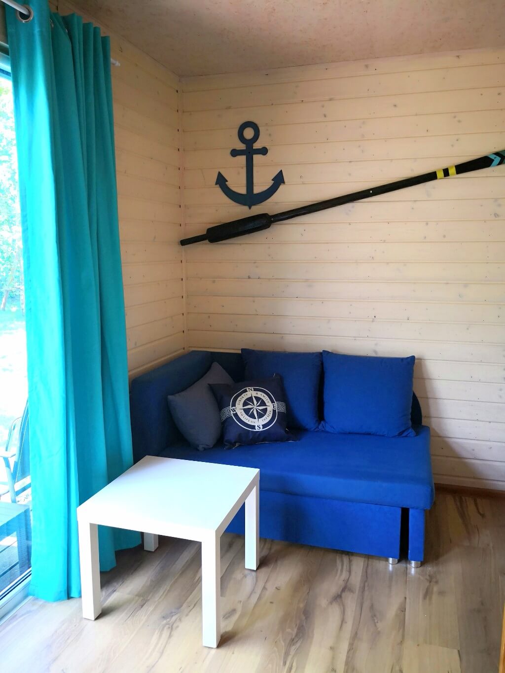 Galeria | Dąbki domki | domki letniskowe dla rodzin z dziećmi | Blisko Morza Komfortowe i przestronne dwupokojowe domki z aneksem kuchennym, łazienką i tarasem na pewno spełnią Państwa oczekiwania zaskakując fasonem oraz wielkością. Doskonała lokalizacja, bliskość morza, rodzinny charakter wypoczynku to nasze atuty.